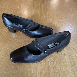 NIB Munro American Sarah Dk Brown Kid Low-heeled pump with straps, Women’s 7.5 M